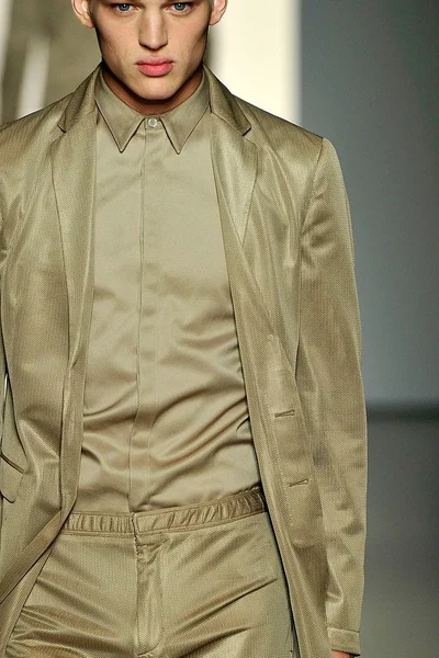 Look 16